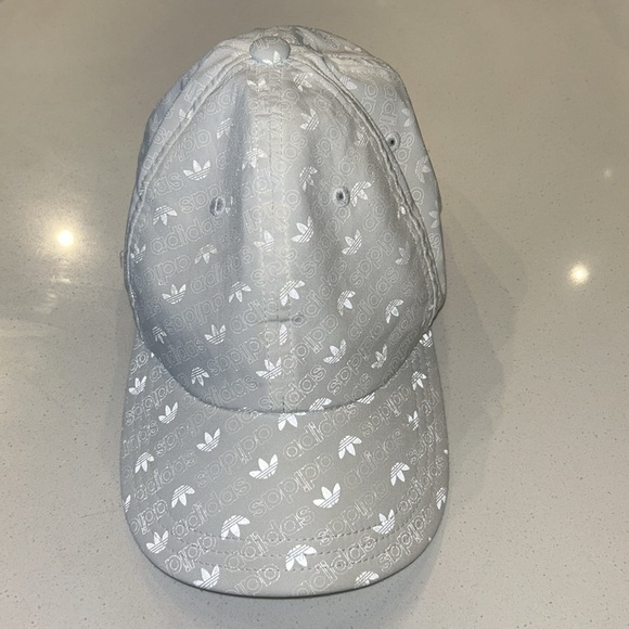 NWOT Adidas Mens White Gray Trefoil Logo Adjustable Hat Lightweight Gym - Picture 1 of 7